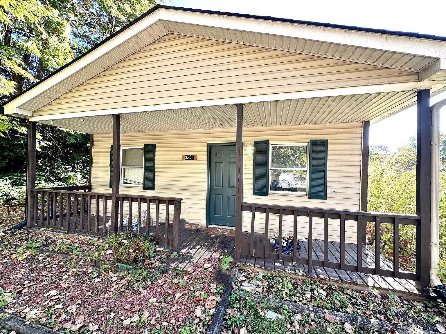 3255 S Lyons Ave photo 1