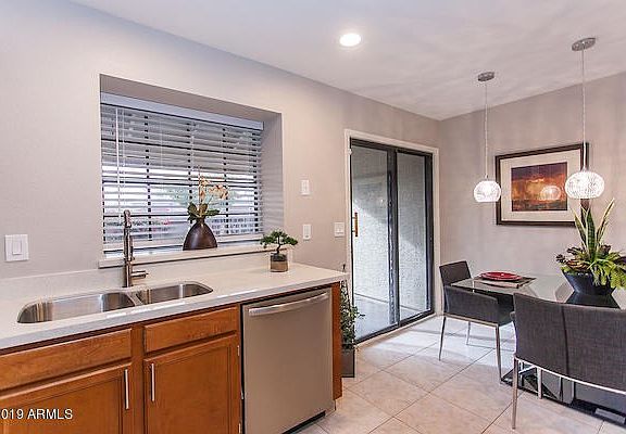 921 University-15