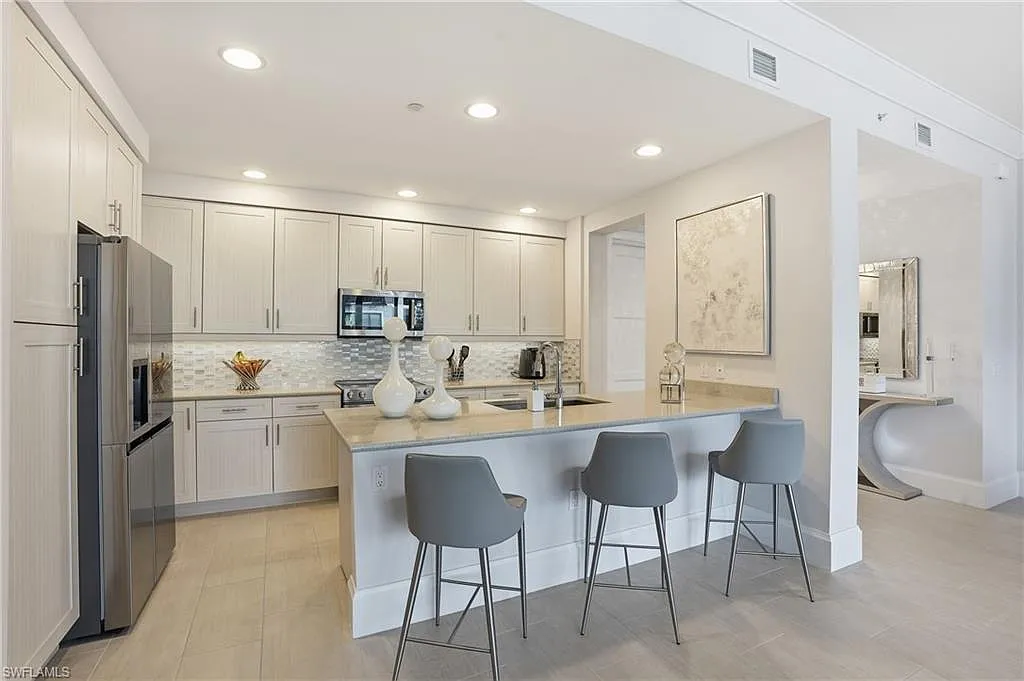 2 bed, 2.5 bath, 1832 sqft, $17,500 — Photo 2