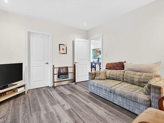 5th image of 710 Rennie St