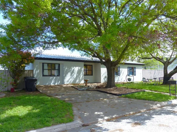 2001 S High St, Brady, TX 76825