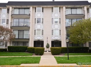 235 Ridge Rd APT 1E, Wilmette, IL 60091