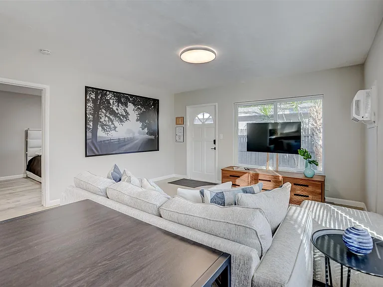 1005 NE 17th Ct — Photo 5