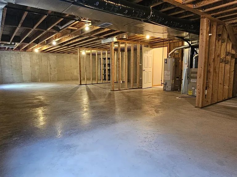 828 Avenue F — Photo 9