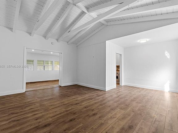 3rd image of 738 Fernwood Rd