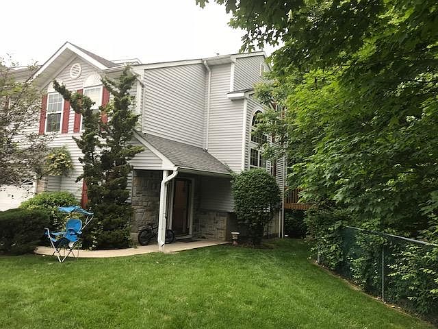 A Fron yard/entrance view