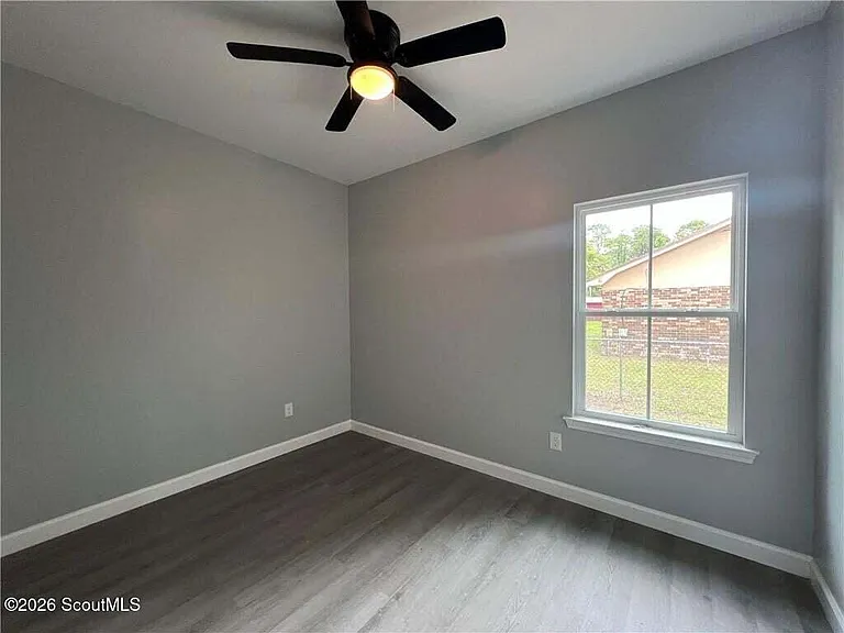 909 E 3rd St — Photo 14