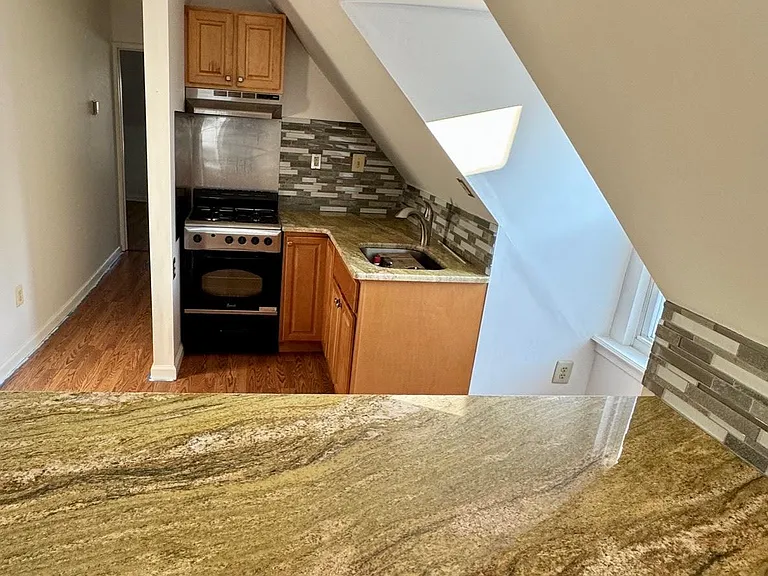 Kitchen breakfast bar w/granite countertop