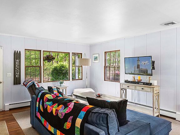 2nd image of 2 Evergreen Ln