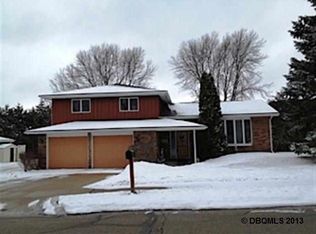 3240 Spring Valley Rd, Dubuque, IA 52001