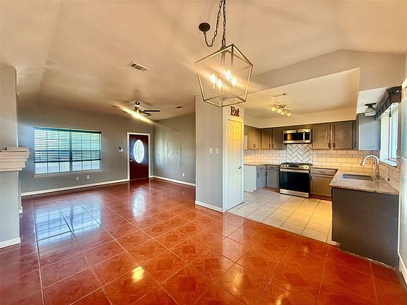 3rd image of 305 Maple Ln