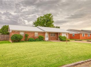 616 E Benton Ave, Sayre, OK 73662