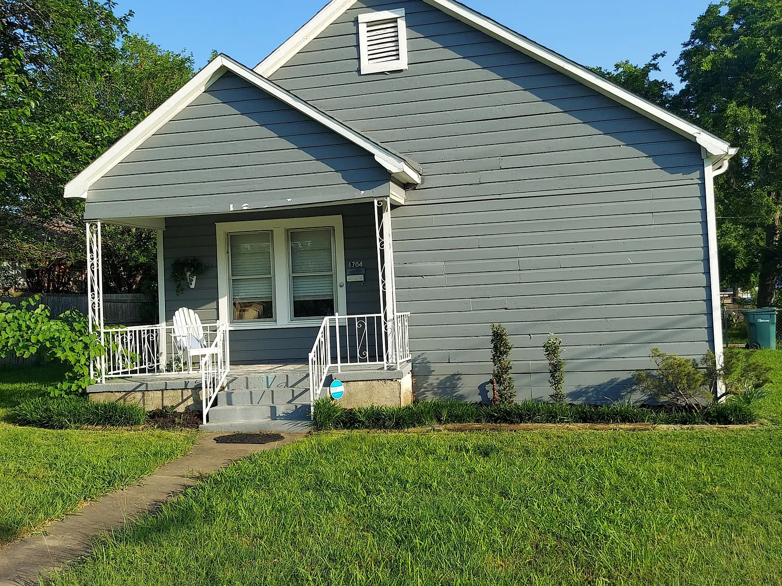 1704 E Chaffin St — Photo 1