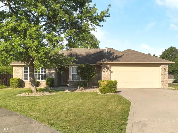 282 N Greenbriar Dr, Greenwood, IN 46142