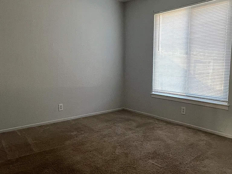 2129 Winafred St — Photo 7