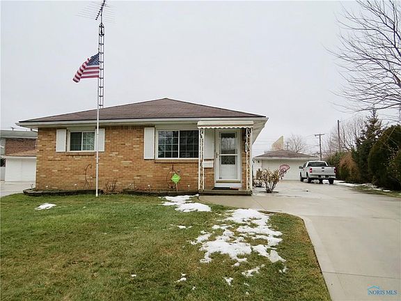 3rd image of 823 Woodlawn Dr