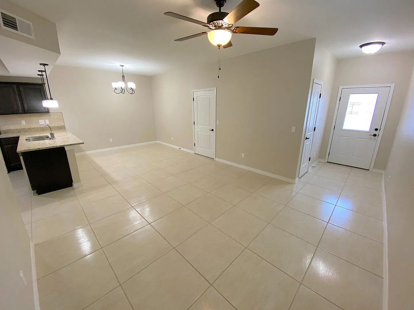 Beautiful 3 Bed/2 Bath with Refrig A/C — Photo 2