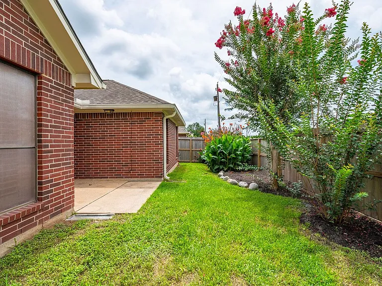 410 Live Oak Ln — Photo 16