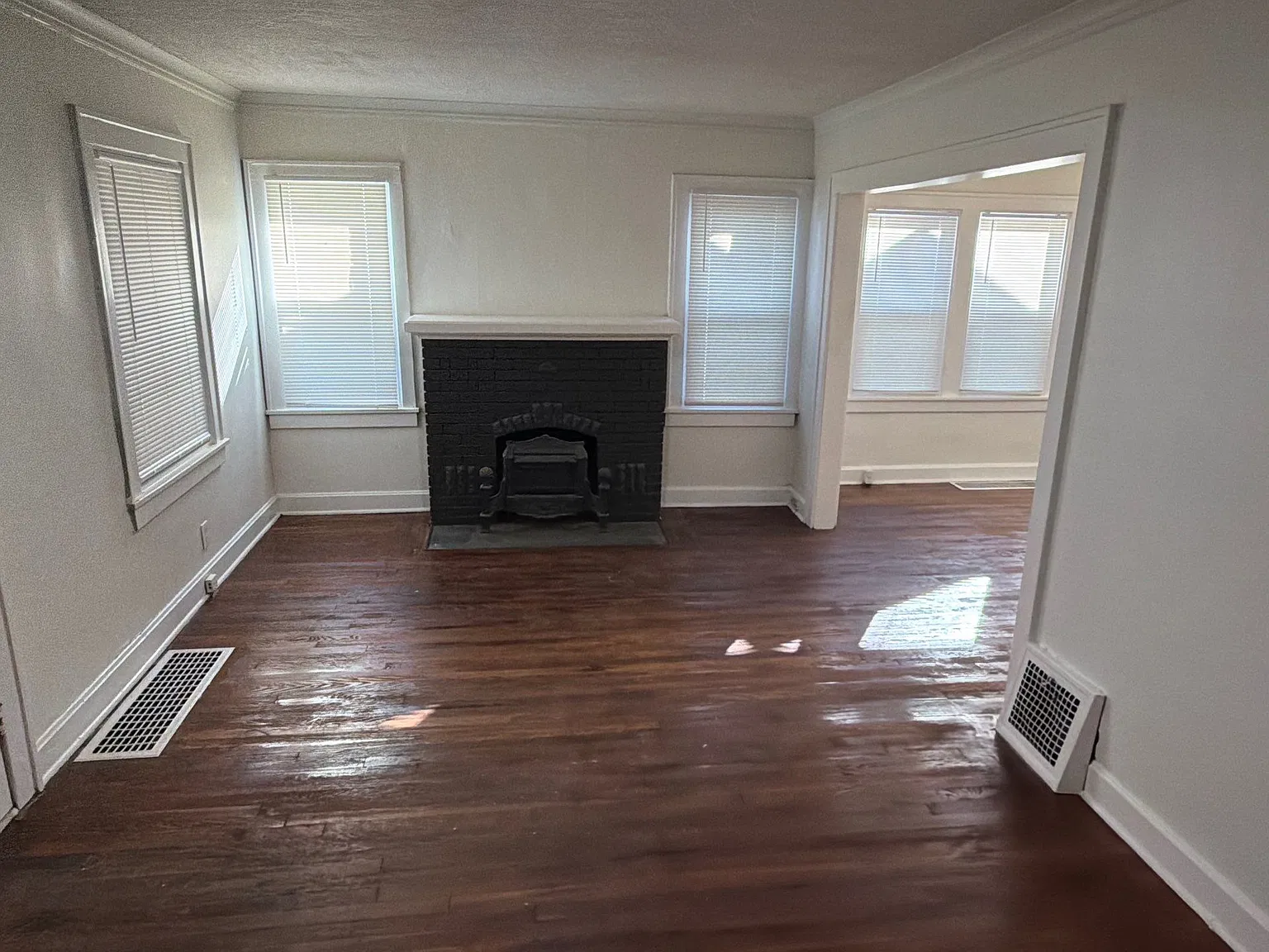 3 bed, 1.5 bath, 1100 sqft, $1,600 — Photo 2