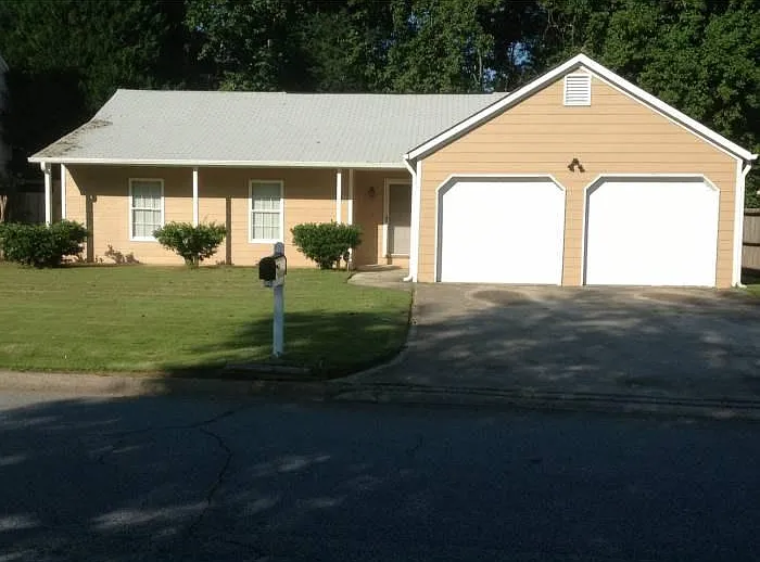 3 bed, 1462 sqft, $1,900 — Photo 1