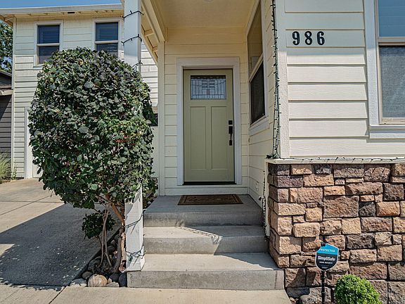 3rd image of 986 Stoneridge Ave