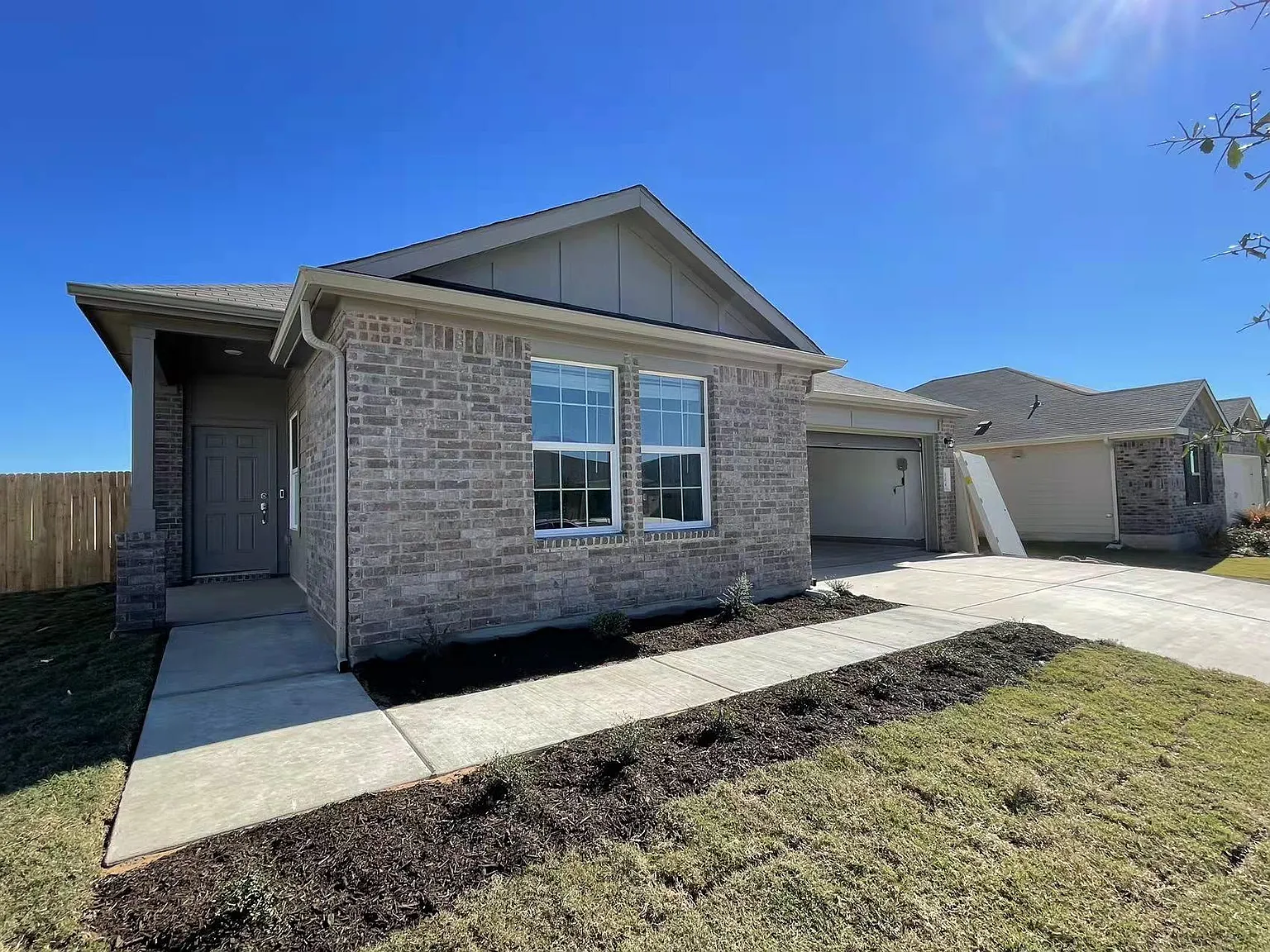 4 bed, 2.0 bath, 2049 sqft, $2,075 — Photo 2