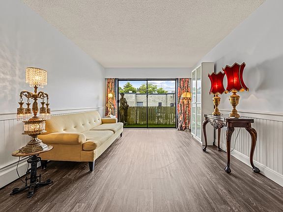 3rd image of 611 Blackford St #208