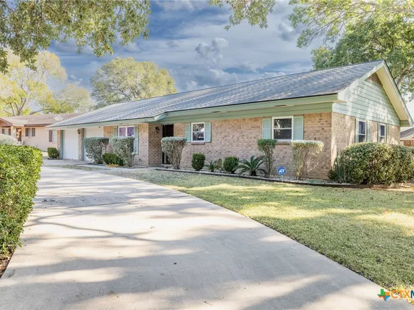 1833 Contour Dr, Gonzales, TX 78629