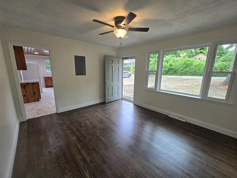 605 Cherokee St — Photo 3