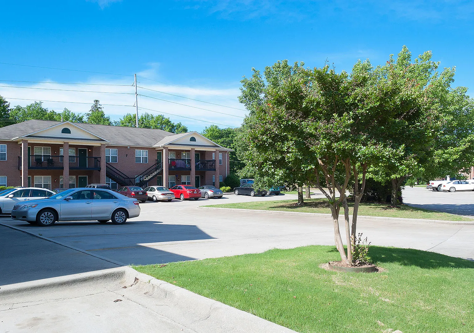 Oak Parc Apartments — Photo 2