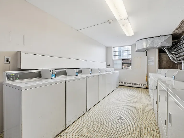 2772 Barton St E — Photo 24