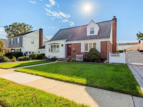 329 Andrews Road, Mineola, NY 11501