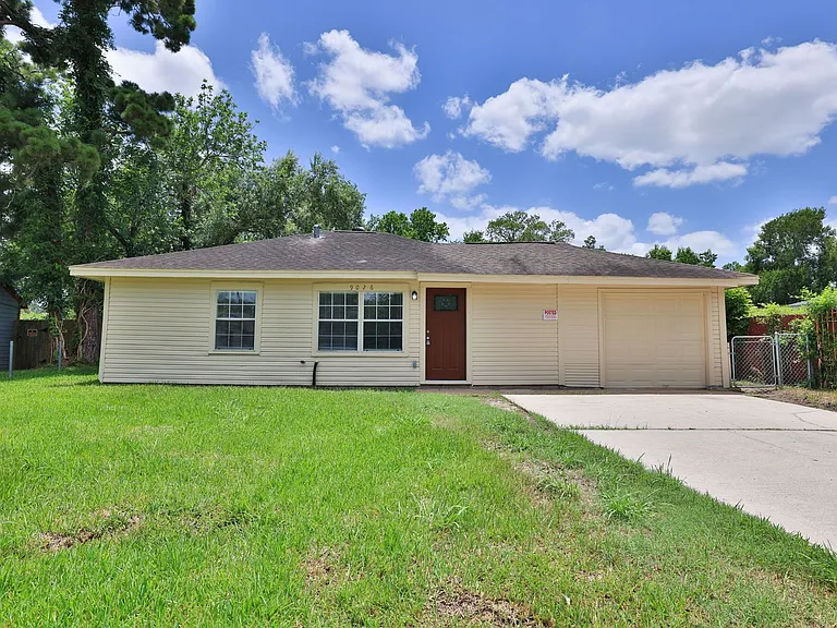9026 Lake Forest Blvd — Photo 1