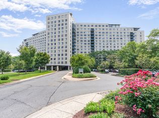 10401 Grosvenor Pl APT 904, Rockville, MD 20852