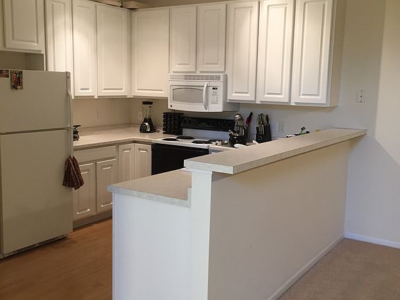 3rd image of 490 Willoughby Way W