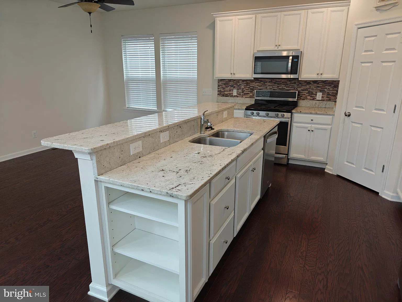 3 bed, 2.5 bath, 2573 sqft, $3,200 — Photo 4
