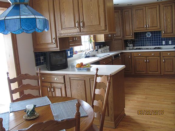 Eat in w full size cabinets