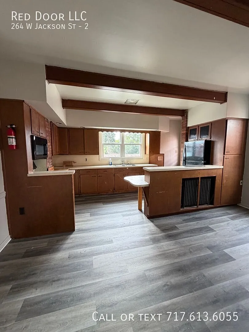 3 Bedroom Second Floor Apartment in York! — Photo 3