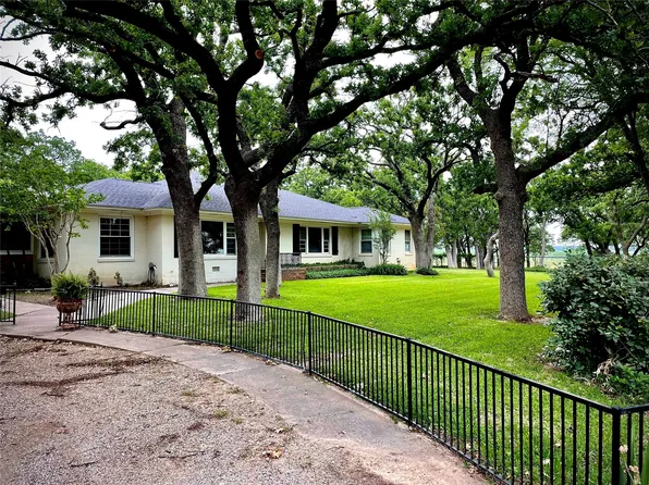 1265 S Main St, Jacksboro, TX 76458