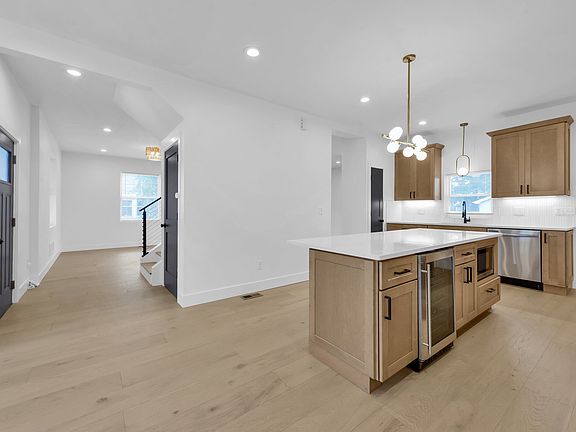 5th image of 376 E Markison Ave #1