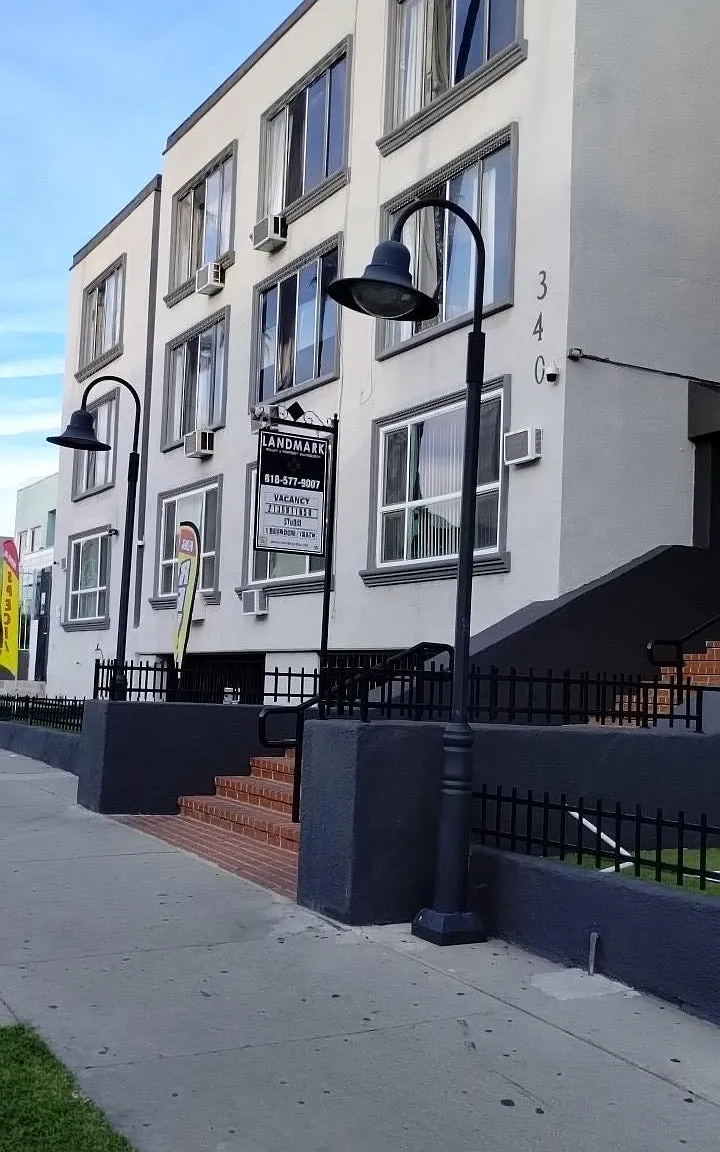 340 S Kenmore Ave — Photo 2