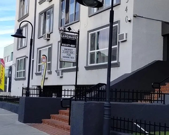 340 S Kenmore Ave — Photo 2