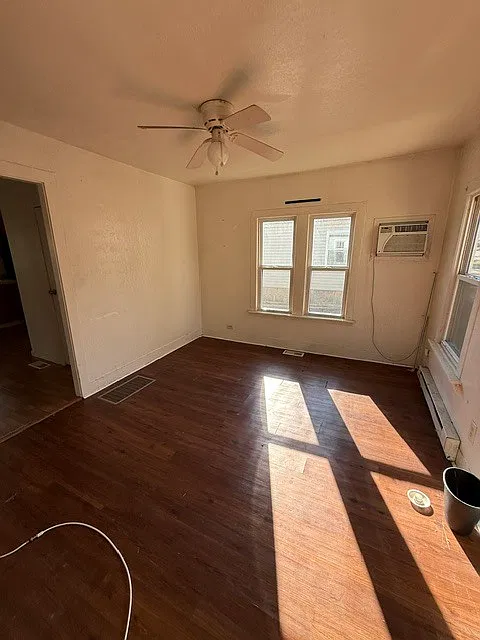 2 bed, 1.0 bath, $750 — Photo 2