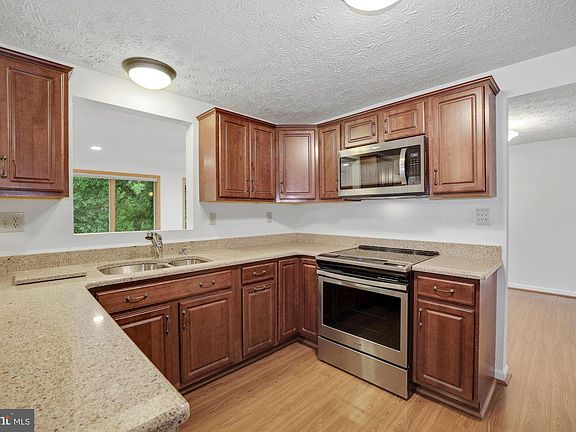 5th image of 3021 Summershade Ct