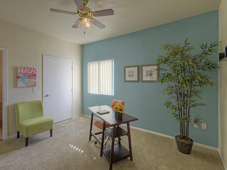 Deer Valley Regency Apartments — Photo 17