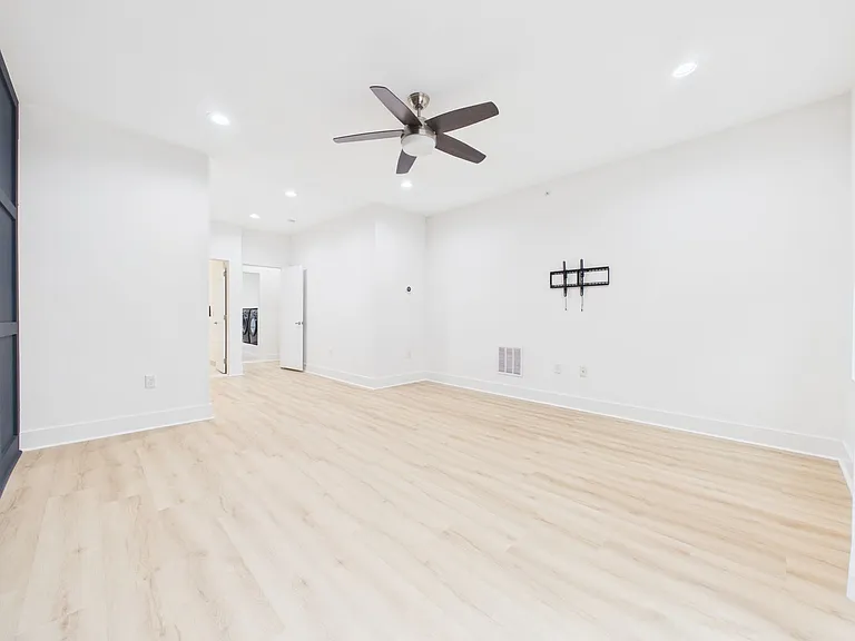 1129 N Hope St — Photo 40