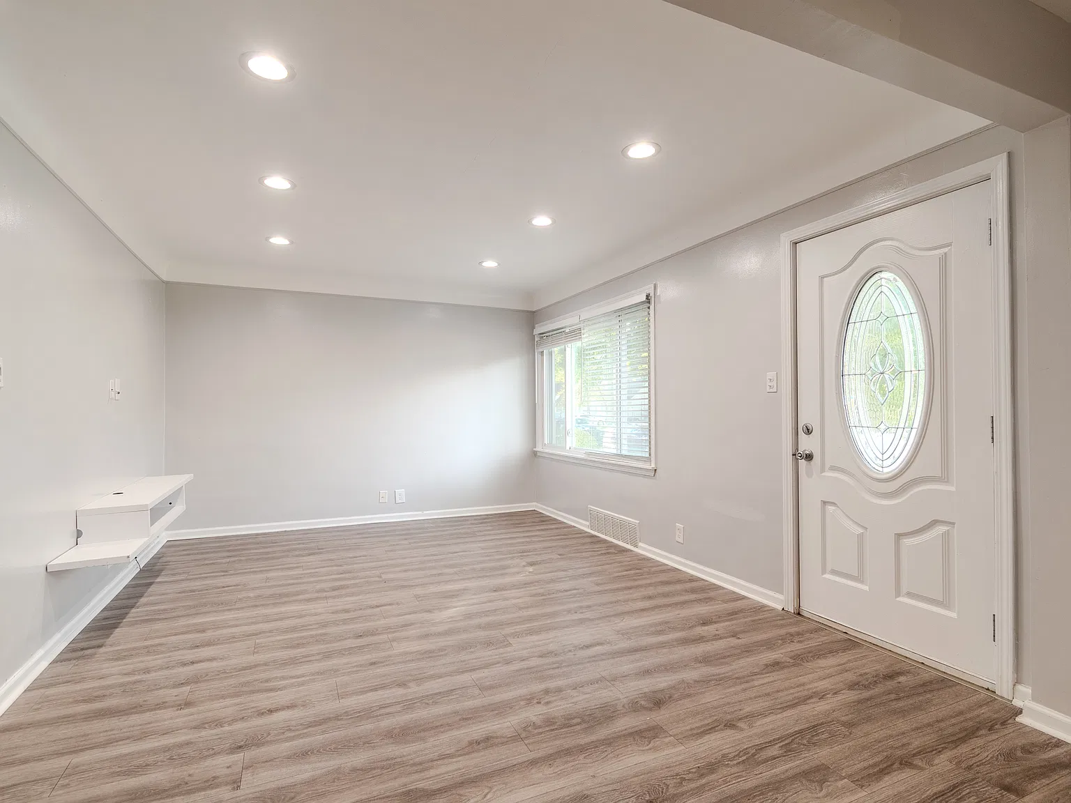 3 bed, 1250 sqft, $2,300 — Photo 3