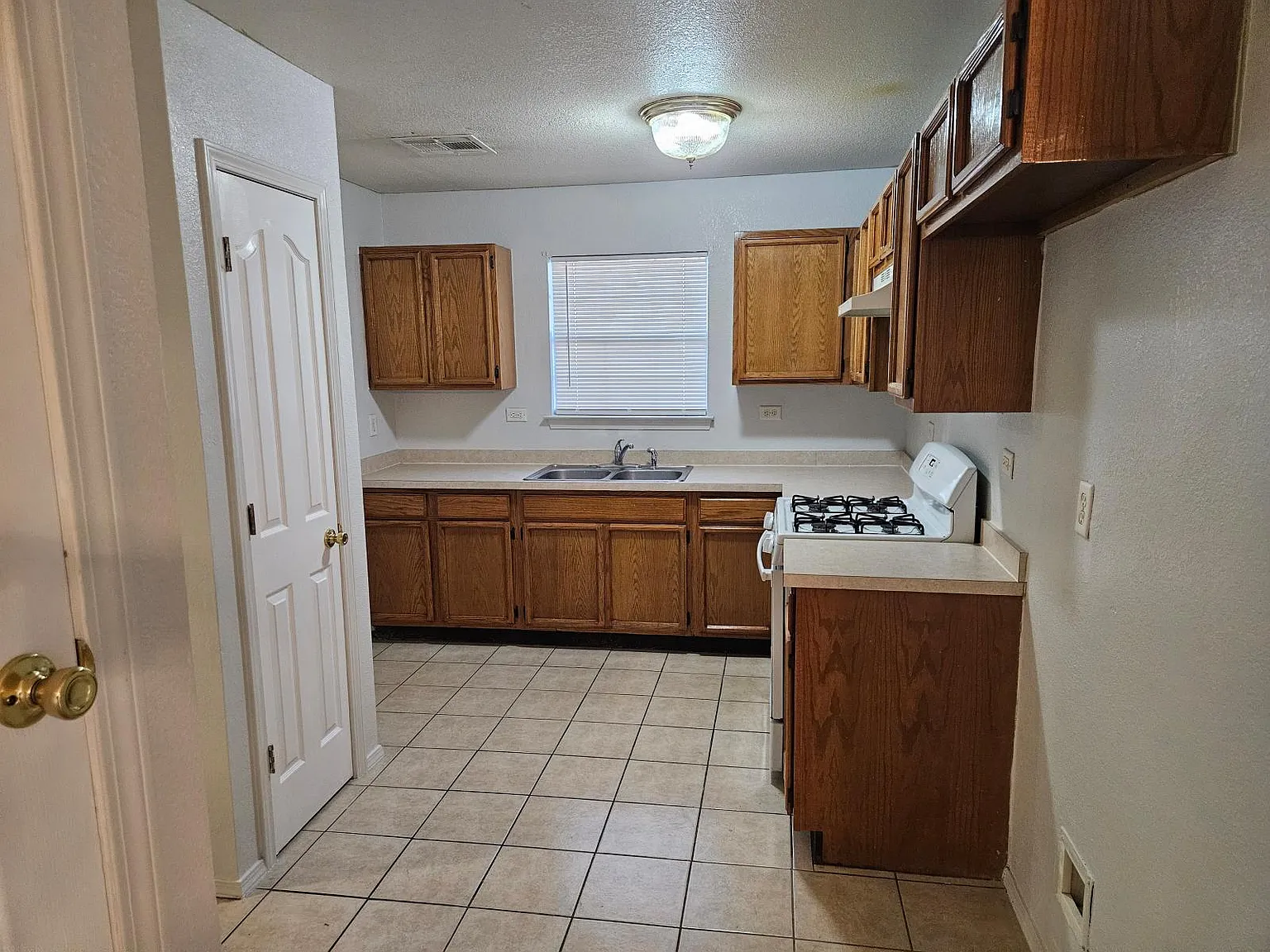 3 bed, 1400 sqft, $1,600 — Photo 3