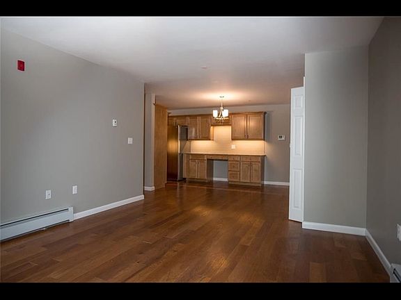 2nd image of 752 Quaker Ln APT 303