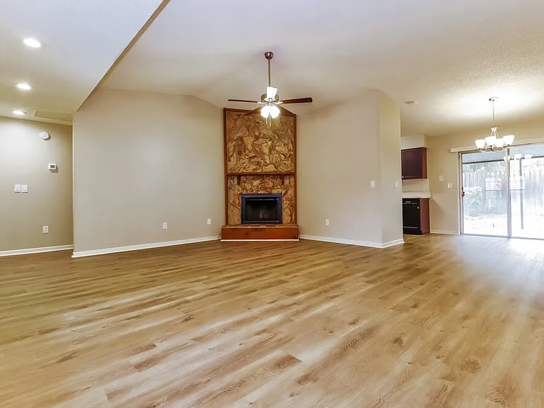 1828 Craven Dr — Photo 4